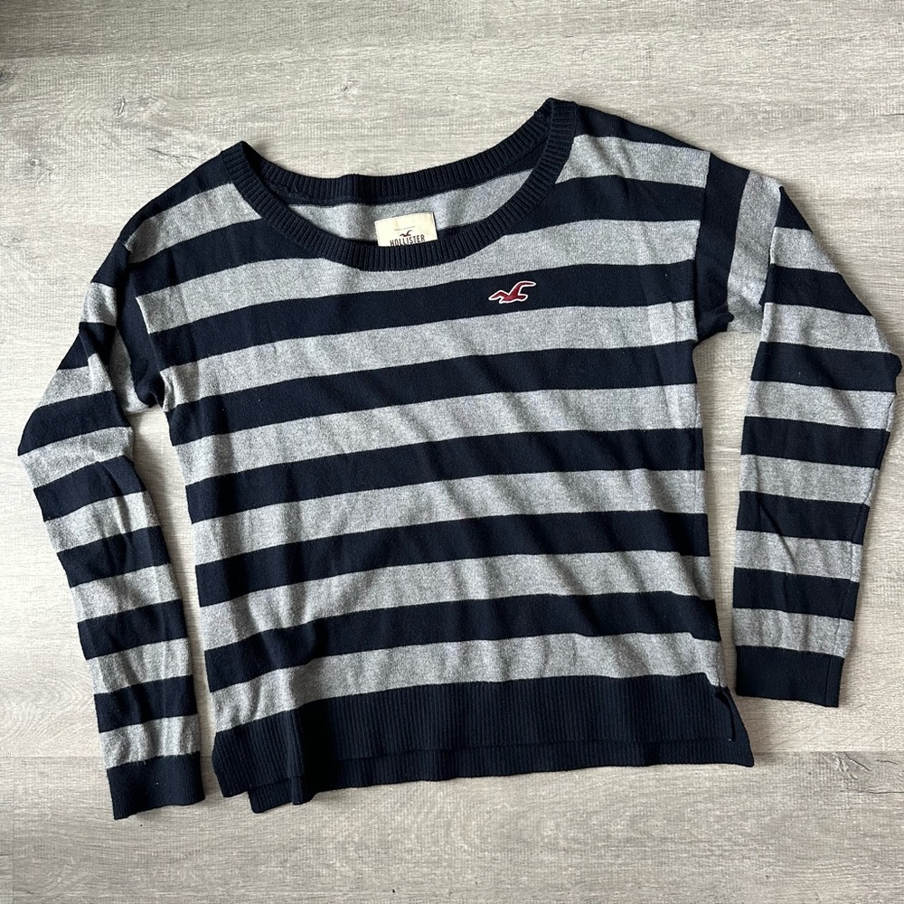 Hollister Striped Black and Gray Sweater Y2K